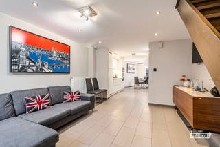 Op een aantrekkelijke ligging op het Eiland in Brugge vinden we deze charmante woning waar binnen- en buitenleven naadloos in elkaar overvloeien. Dankzij de nieuwe overkapping aan de buitenruimte, die rechtstreeks aansluit op de leefruimte en grenst aan het water, geniet je hier het hele jaar door van een bijzonder aangename woonbeleving.<br /><br />Bij het binnenkomen wordt je verwelkomd in een open leefruimte waarin zit- en eetplaats samenkomen. De centrale keuken vormt het hart van de woning en zorgt voor een gezellige verbinding tussen de verschillende leefzones. Vanuit de eetplaats is er een directe overgang naar de buitenruimte. De nieuwe overkapping maakt van deze plek als het ware een verlengde van de woning.<br /><br />Op de eerste verdieping bevindt zich een slaapkamer met eigen badkamer, een nachthal en een tweede badkamer. Een verdieping hoger vinden we een tweede slaapkamer, die kan worden ingericht als master bedroom, kinderkamer, hobbyruimte of thuiswerkplek.<br /><br />Interesse? Neem dan nu contact op met Kenjiro via 0495 64 69 95 of waeles@immofrancois.be! <br /><br />