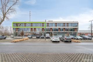 In Zwevegem treffen we deze kantoren vlakbij af- en oprittencomplex E17  ZwevegemKantoorruimte van 251 m2  met zeer vlotte verbinding naar E17 en...