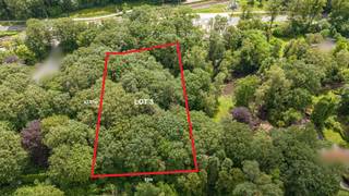 LOT 3Dit prachtige, privatieve villaperceel met ruime bouwmogelijkheden bevindt zich in het residentiële Kapellenbos. Het perceel heeft een...