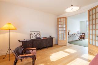 <p><span>Op een absolute toplocatie in Antwerpen-Zuid, tussen de Leien en de Leopold de Waelplaats, bevindt zich dit indrukwekkende burgerhuis. De Graaf van Hoornestraat geniet van een uitzonderlijk gegeerde ligging, op wandelafstand van het KMSKA, de Lambermontplaats, het Zuidpark en de Marnixplaats.</span></p>
<p><span>Dit eclectische winkelhuis met karakteristieke rode bakstenen gevel werd in 2019 grondig gerenoveerd, met behoud van de authentieke elementen. Via een aparte inkom bereikt u het bovenliggende triplexappartement.</span></p>
<p><span>De gezandstraalde houten trap leidt naar de eerste verdieping met een ruime, lichtrijke leefruimte en een volledig geïnstalleerde keuken. Aansluitend bevindt zich een aangenaam terras met avondzon. Enkele trapjes lager ligt de eerste slaapkamer met ensuite badkamer, voorzien van douche, lavabo en toilet.</span></p>
<p><span>De tweede verdieping beschikt over een tweede leefruimte met karaktervolle dubbele glazen deur en een aansluitend terras. Ook hier bevindt zich, enkele treden lager, een ruime slaapkamer met badkamer.</span></p>
<p><span>De dakverdieping vervolledigt het appartement met twee volwaardige slaapkamers en een derde badkamer, uitgerust met douche, lavabo, toilet en aansluitingen voor wasmachine en droogkast.</span></p>
<p><span>Doorheen het appartement werd de authentieke charme zorgvuldig bewaard. De doorlopende parketvloer, originele elementen en talrijke ingemaakte kasten creëren een warme uitstraling en een optimaal wooncomfort.</span></p>
<p><span>Het appartement is momenteel stabiel verhuurd en vormt hierdoor een interessante investering op een bijzonder gegeerde locatie.</span></p>