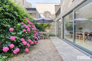 Bezichtiging enkel via afspraak op vrijdag 11 en zaterdag 12 september.<br />Unieke, instapklare stadswoning met tuin én terras in het historische centrum van Brugge, met zicht op het Koningin Astridpark!<br />Deze lichtrijke woning bevindt zich in een rustige, autoluwe straat en op wandelafstand van supermarktjes, buurtwinkels, bushaltes en gezellige horecazaken. <br />Als bewoner kun je gratis parkeren in de Brugse binnenstad en/of een voordelig bewonersabonnement verkrijgen in de nabij gelegen openbare parking “ ’t Pandreitje”, waar zich ook staanplaatsen voor deelwagens bevinden. Ook het station is vlakbij en bereikt men in amper 5 minuten fietsen.<br />Deze woning is energiezuinig (EPC B), asbestvrij en bovendien beschikt ze over een conforme elektrische installatie! <br />Indeling: <br />Gelijkvloers: ruime inkomhal, toilet met lavabo, woonkamer met open keuken, toegang tot de ruime berging met aansluiting voor wasmachine, droogkast,…<br />Charmante, onderhoudsvriendelijke en zonnige tuin;<br />Verdieping: nachthal, 2 volwaardige slaapkamers waarvan één met toegang tot het zonneterras, badkamer met dubbel lavabomeubel, ligbad en toilet;<br />In de gezellige tuin bevindt zich een esthetische overkapping, ideaal voor het stallen van fietsen. <br />Geen syndicuskosten!<br />Deze fraaie woning is een uitstekende keuze voor wie comfortabel en zorgeloos wil wonen in het hartje van Brugge, en is zeer geschikt voor zowel alleenstaanden als koppels en voor jong en ouder.