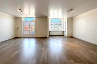 In een rustige en charmante buurt bevindt zich deze statige interbellumwoning, die met respect voor haar authentieke karakter werd omgevormd tot drie volwaardige en lichtrijke appartementen. De woning ademt stijl en geschiedenis, met typische elementen uit het interbellum.<br /><br />Indeling: zeer ruim appartement met drie volwaardige slaapkamers, één bureau, een lichtrijke leefruimte met een open keuken, een badkamer met lavabo en douche en twee aangename terrassen aan de voor- en achterkant van het appartement.<br /><br />Troeven:<br /><br />Authentieke interbellumstijl met originele elementen<br /><br />Drie ruime slaapkamers en een bureau<br /><br />Vergunde meergezinswoning – ideaal als opbrengsteigendom<br /><br />Rustige, centrale ligging op wandelafstand van zee en duinen<br /><br />Tal van mogelijkheden: eigen bewoning, verhuur of combinatie