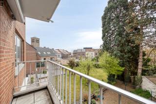 Dit mooi en zeer ruim appartement in Tienen is perfect voor wie op zoek is naar een comfortabele en open leefruimte met veel lichtinval. Gelegen op een gunstige locatie, biedt dit appartement gemakkelijke toegang tot de stad en alle voorzieningen zoals winkels, scholen, restaurants, invalswegen, enz. <br /><br />Het appartement beschikt over twee slaapkamers, waardoor het ideaal is voor een klein gezin of een stel dat wat extra ruimte nodig heeft. De badkamer is ruim en er is ook een apart toilet voor extra gemak. De keuken is voorzien van alle toestellen en buiten kunt u heerlijk genieten van een leuk balkon/terras met elektrische zonnewering en zicht op het groen. Een kelderberging is mee inbegrepen. <br /><br />Een van de grote voordelen van dit appartement is de aanwezigheid van een lift, waardoor het gemakkelijk toegankelijk is voor mensen van alle leeftijden. Daarnaast is er ook de mogelijkheid om een garagebox aan te kopen voor de prijs van € 15.000. <br /><br />Wat betreft energie-efficiëntie, heeft dit appartement een EPC-waarde van 108 kWh/m² jaar - energielabel B. Dit betekent dat het goed geïsoleerd is en relatief weinig energie verbruikt, wat de dag van vandaag zeer belangrijk is. Daarnaast is het appartement ook asbestveilig. <br /><br />Dit prachtig appartement is dus een uitstekende keuze voor wie op zoek is naar een comfortabele en praktische woonruimte met alle nodige voorzieningen. Met zijn gunstige ligging, moderne faciliteiten en energiezuinigheid, biedt dit appartement alles wat je nodig hebt voor een aangename en zorgeloze leefomgeving.<br /><br />Graag een bezoek? Bel David van LED-ON-IMMO op het nummer 0476 98 91 76 of mail naar info@ledonimmo.be. Tot gauw ;)