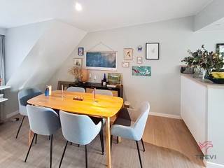 <strong>WOLUWE-SAINT-LAMBERT, wijk Tomberg, vlakbij het Woluwe Shopping Center en de belangrijkste verkeersaders, charmant appartement met 2 slaapkamers van ±65 m².</strong><br /><br /><strong><span>Op de 3e verdieping</span> :</strong><br />
<ul>
<li>Hal van ±4 m²</li>
<li>Woonkamer van ±30 m²</li>
<li>Open ingerichte keuken van ±7 m² (oven, kookplaten, afzuigkap, koelkast/diepvriezer)</li>
<li>Slaapkamer 1 van ±12 m²</li>
<li>Slaapkamer 2 van ±8 m²</li>
<li>Doucheruimte (douche, wastafel)</li>
<li>Aparte wc van ±1 m²</li>
</ul>
<br />Geen gemeenschappelijke kosten! <br /><br />Garagebox optioneel voor 110 € extra per maand