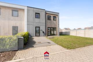 [[ DIT PAND NEEMT DEEL AAN DE ERA OPEN HUIZEN DAG OP 13/6 VAN 16:00 TOT 17:00 ]]Instapklare, energiezuinige halfopen woning (2023) met 3 slaapkamers...