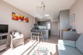 Ce studio se distingue avant tout par ses vues exceptionnelles. Depuis la terrasse et le séjour, vous profitez d’un panorama unique sur le quartier...