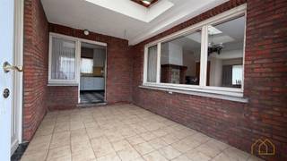<p>Deze woning, gelegen op de hoek van de Retiesebaan en de Boekweitbaan in Kasterlee, wordt voor een periode van 3 jaar te huur aangeboden.</p><br /><p>De woning beschikt over een ingerichte keuken, aparte eetkamer/bureau/speelkamer, en een ruime living. De badkamer is basic, maar bruikbaar. Er is een ruime oprit met voldoende parkeergelegenheid, een voortuin en een achtertuin. De tuin links hoort niet bij de woning.</p><p>Boven zijn 2 ruime slaapkamers, een kleinere slaapkamer, en er is een toilet.</p><br /><p>In afwachting van andere plannen wordt ze voor 3 jaar te huur aangeboden. Ideaal als invulling tussen een verkoop en aankoop van een jouw eigen pand.</p><br /><p>Verwarming is op mazout. In aanloop naar verhuring wordt de elektrische installatie intussen in orde gemaakt, wordt een nieuw elektrisch kookvuur geïnstalleerd, en wordt de zolder geïsoleerd.</p><br /><p>Verhuur aan een bedrijf is mogelijk. Onderverhuur of onderbrengen van werknemers is niet toegestaan.</p><br /><p>Zie jij in deze woning jouw kans? Ga dan naar de site van NXXT.BE en vul het aanvraagformulier in. Wegens drukte op de huurmarkt is het niet mogelijk afspraken telefonisch in te plannen.</p><p>Heb jij plannen om jouw vastgoed te verhuren of te verkopen? Maak een afspraak met Nxxt Vastgoed voor een gesprek. We koppelen jouw wensen aan de mogelijkheden die het pand biedt.<br />Samen maken we van jouw vastgoeddroom een Succesvolle Nxxt Step!<br /> </p>