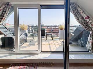 Dit prachtig gerenoveerde duplexappartement geniet van een uitstekende ligging vlak bij het centrum en de zee, met een uitzonderlijk open zicht...