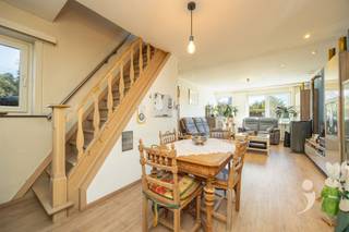 <h1><span>Vrijstaande woning met ruime westgerichte tuin</span></h1><p><span>Deze vrijstaande woning in de </span><span>Haachtstraat te Veltem-Beisem (Herent)</span><span> geniet van een uitstekende ligging nabij het centrum, scholen, winkels en sportfaciliteiten.</span></p><p><span>De woning werd gebouwd in 1948 en doorheen de jaren goed onderhouden en opgefrist. Ze beschikt over een aangename leefruimte met volledig geïnstalleerde keuken, een tweede leefruimte, badkamer en apart toilet op het gelijkvloers. Op de verdieping bevinden zich een ruime masterbedroom, een tweede kamer die kan dienen als slaapkamer of bureau en een derde slaapkamer die bereikbaar is via een vaste trap.</span></p><p><span>De woning biedt een </span><span>solide basis met nog verdere afwerkingsmogelijkheden</span><span>. Het dak van zowel de woning als de aanbouw werd reeds volledig vernieuwd. Ook de gevel wordt nog volledig opnieuw ingevoegd.</span></p><p><span>Met een </span><span>EPC-label E</span><span> is de woning onderhevig aan de renovatieplicht.</span></p><p><span>De absolute troef? De </span><span>ruime westelijk georiënteerde tuin van ca. 5 are</span><span>. Het totale perceel heeft een oppervlakte van maar liefst </span><span>7a 81ca</span><span>.</span></p><p><span>Een extra handigheid is de oprit langs de zijkant van de woning en de garage. </span></p><p><span>Voor extra opbergruimte is er ook nog een kelder aanwezig.</span></p><p><span>Een vrijstaande woning met potentieel, op een gunstige locatie en met een heerlijke tuin!</span></p><p><span>Wens je een bezoek ter plaatse? Neem vandaag nog contact met ons op via 016 15 31 15 of info@immolivit.be</span></p>