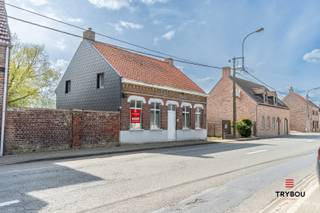 Bent u op zoek naar een woning die u volledig naar eigen smaak en wensen kan renoveren? Dan is deze alleenstaande woning op een perceel van maar liefst 896 m², gelegen op een boogscheut van het centrum van Houthulst, een unieke kans.<br /><br />Deze eigendom is de perfecte opportuniteit voor renovatiezoekers, investeerders of handige kopers die hun eigen woonproject willen realiseren op een sterke locatie.<br />Troeven:<br /><br />*Rustige ligging nabij het centrum<br />*Mogelijkheid tot 3 slaapkamers<br />*West-georiënteerde, ruime tuin<br />*Veel renovatiepotentieel<br /><br />Buiten geniet u van een ruime, west-georiënteerde tuin waar u in alle rust kan ontspannen en genieten van de avondzon. Deze buitenruimte biedt tal van mogelijkheden voor tuinliefhebbers of wie droomt van een groene oase rond de woning.<br /><br />Dankzij de centrale maar rustige ligging, vlakbij het centrum van Houthulst en alle nodige voorzieningen, combineert deze woning een uitstekende bereikbaarheid met een aangename woonomgeving.<br /><br />📞 Interesse? Contacteer Thijs:<br />📲 051 57 54 61<br />📧 thijs@grouptrybou.be | friedel@grouptrybou.be