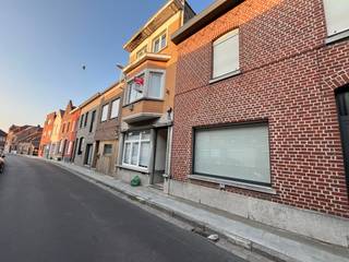 Dit pand was oorspronkelijk verdeeld in vier appartementen, maar is inmiddels volledig omgebouwd naar één woning. Er kunnen in totaal vier...