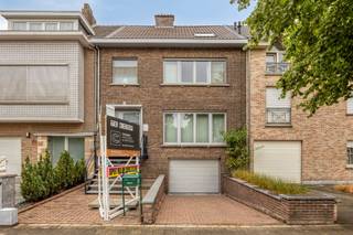 <p>Deze ruime bel-étagewoning combineert een royale <strong>woonoppervlakte van 231 m²</strong> met een aangename buitenruimte en een energiezuinig karakter. De woning werd doorheen de jaren gerenoveerd en beschikt vandaag over een EPC-label B. Op de eerste verdieping betreedt u de woning via de inkomhal, die toegang biedt tot de verschillende leefruimtes. De eetkamer sluit aan op de lichtrijke leefruimte met een halfopen, <strong>volledig geïnstalleerde keuken</strong>, voorzien van een oven, microgolfoven, gaskookvuur en tal van ingemaakte kasten. Vanuit de leefruimte heeft u rechtstreeks toegang tot het terras, vanwaar een trap naar de achterliggende tuin leidt.</p><p>De tweede verdieping omvat <strong>drie volwaardige slaapkamers</strong>, waarvan twee uitgerust zijn met <strong>praktische ingemaakte kasten</strong>. Verder bevindt zich hier de badkamer, ingericht met een douche, lavabomeubel en toilet. Via een toegangsluik bereikt u de<strong> ruime zolderverdieping</strong>, die tal van mogelijkheden biedt voor het creëren van extra slaapkamers, een hobbyruimte of bureau. Op het gelijkvloers beschikt de woning over een <strong>inpandige garage met automatische poort</strong>, die rechtstreeks toegang geeft tot de tuin. Daarnaast bevinden zich hier een apart toilet en een praktische wasruimte met extra opbergmogelijkheden. Achteraan geniet u van een aangenaam aangelegde, tropische en oostgerichte tuin van ca. 183 m², waar u in alle rust van de buitenruimte kunt genieten.</p><p>Extra troeven: een regenwaterput van maar liefst 10.000 liter en zonneschermen aan de voorzijde van de woning.</p><p>Extra: <br />- EPC 180 kWh/m2 jaar (Score B -> GEEN renovatieverplichting!<br />- Elektriciteit niet conform, asbestattest in opmaak<br />- Watertoets: perceelscore A, gebouwscore A. <br />- Stedenbouwkundige informatie in aanvraag, maatregelenregister in aanvraag</p><p>Nabij school, winkels, autosnelweg, openbaar vervoer, etc. Voor meer info ga naar www.coenenvastgoed.be of bel 03/375.82.92</p>