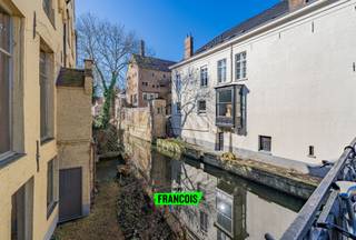 Ontdek dit luxueus gerenoveerde appartement in het hart van Brugge, gelegen in de voormalige brouwerij Ten Ezele. Vanuit de woonruimte geniet je...