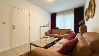 <div>Bij ImmoFusion 7/7 “open huis” : klik op onze 3D-TOUR.</div>
<div>Ervaar vastgoed alsof je er zelf doorloopt!</div>
<div></div>
<div>In een kleinschalige residentie bestaande uit slechts twee appartementen bevindt zich dit volledig vernieuwde gelijkvloerse appartement in Heusden. Dankzij de grondige renovatie in 2012 is deze appartement volledig instapklaar en geldt er geen renovatieplicht.</div>
<div>Bij het binnenkomen heeft u via de inkomdeur rechtstreeks toegang tot uw privatieve appartement. De lichtrijke leefruimte sluit naadloos aan op de keuken, wat zorgt voor een aangenaam en open gevoel.</div>
<div>Vanuit de woonkamer bereikt u de eerste slaapkamer. De tweede slaapkamer is toegankelijk via de keuken, wat ook ideaal kan zijn als bureau, hobbyruimte of kinderkamer.</div>
<div>De keuken werd vernieuwd met een kwalitatieve Xena-keuken en biedt toegang tot het terras en de aangename tuin — perfect om te genieten van rust en privacy.</div>
<div></div>
<div>Pluspunten:</div>
<div></div>
<div><span> - Een praktische berging</span></div>
<div><span> - Een badkamer met ligbad</span></div>
<div><span> - Vernieuwde binnendeuren</span></div>
<div><span> - Geïsoleerd dak</span></div>
<div><span> - Vernieuwde water- en elektriciteitsleidingen </span></div>
<div><span> - Ventilatiesysteem C en D</span></div>
<div><span> - Geen renovatieplicht </span></div>
<div><span> - Gelijkvloers met tuin en terras</span></div>
<div>- Gasverwarming</div>
<div><span> - Kleinschalige residentie (slechts 2 appartementen)</span></div>
<div><span> - Instapklaar<br /><br />Maatregelen opgenomen in het Maatregelenregister: nee<br /></span></div>
<div></div>
<div>Voor een bezichtiging ter plaatse of meer info, bel ons op 078/78.78.70, of kom gewoon binnen op ons kantoor, steeds welkom!</div>
<div></div>