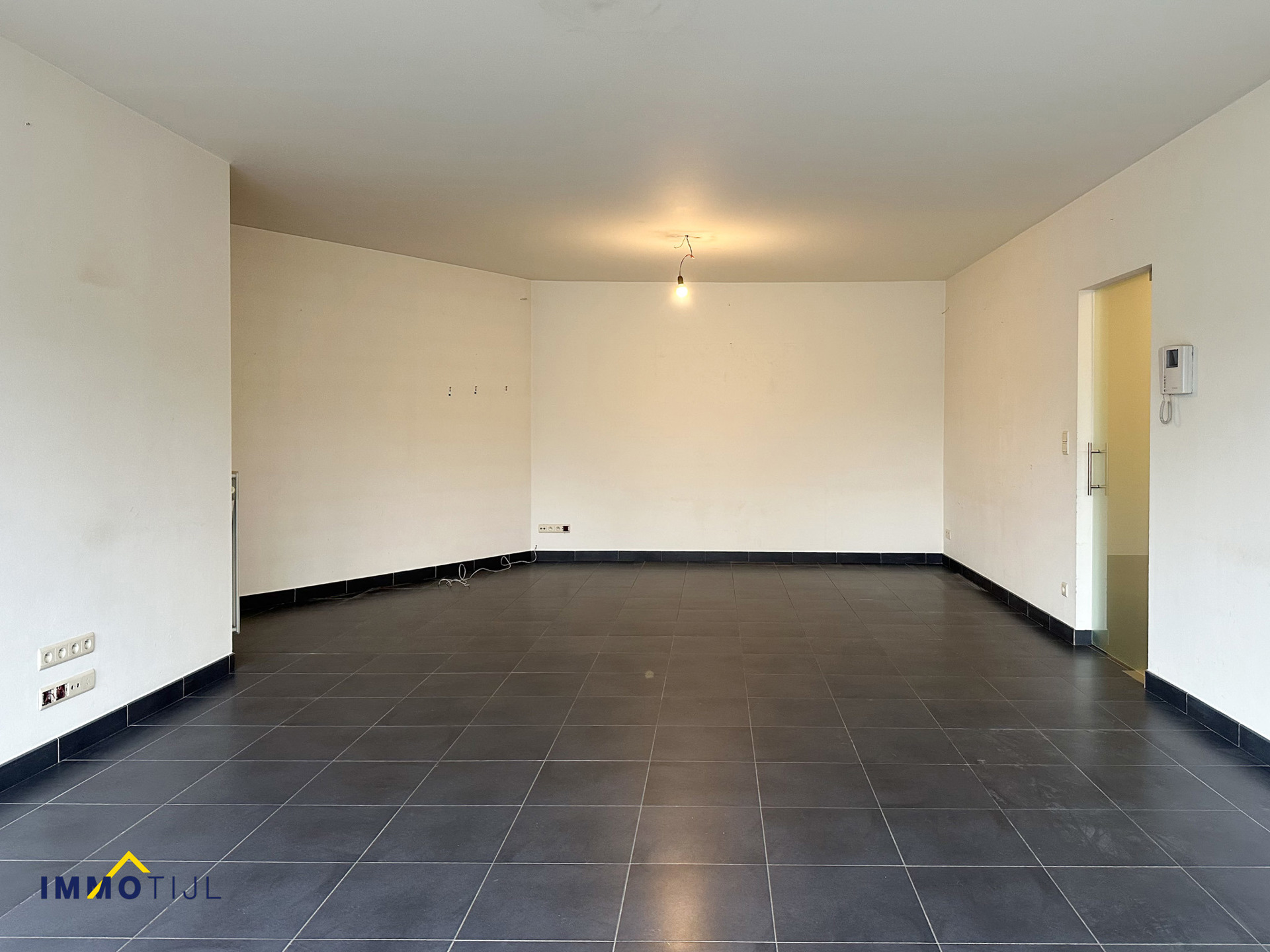 Knap appartement met berging, garage en 2 autostaanplaatsen! - foto 2