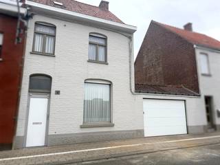 Op een leuke en rustige locatie, vlakbij belangrijke verbindingswegen, vinden we deze ruime gezinswoning met tal van mogelijkheden.<br /><br />Indeling als volgt:<br />Bij het binnenkomen wordt u verwelkomd in een aangename inkomhal. De woning beschikt over een dubbele leefruimte, ideaal als combinatie van een gezellige zithoek en eetruimte.<br />Aansluitend bevindt zich de keuken met ontbijthoek, een fijne plek voor het dagelijkse gezinsleven.<br /><br />Verder is er op het gelijkvloers een apart toilet, een badkamer met ligbad en douchemogelijkheid, lavabo en aansluiting voor de wasmachine, evenals een praktische technische berging met voldoende opbergmogelijkheden.<br /><br />Op de verdieping bevinden zich maar liefst 4 slaapkamers, waardoor deze woning uitermate geschikt is voor een gezin of voor wie nood heeft aan extra ruimte.<br />Via een vaste trap bereikt u de zolder, die bijkomende mogelijkheden biedt voor opslag of verdere inrichting.<br /><br />De woning beschikt bovendien over een garage met sectionaalpoort,<br /><br />Achteraan geniet u van een mooi stukje tuin, waar u in alle rust kunt ontspannen.<br /><br />Onze ref. DEV5186<br />Stedenbouwkundige info in aanvraag.