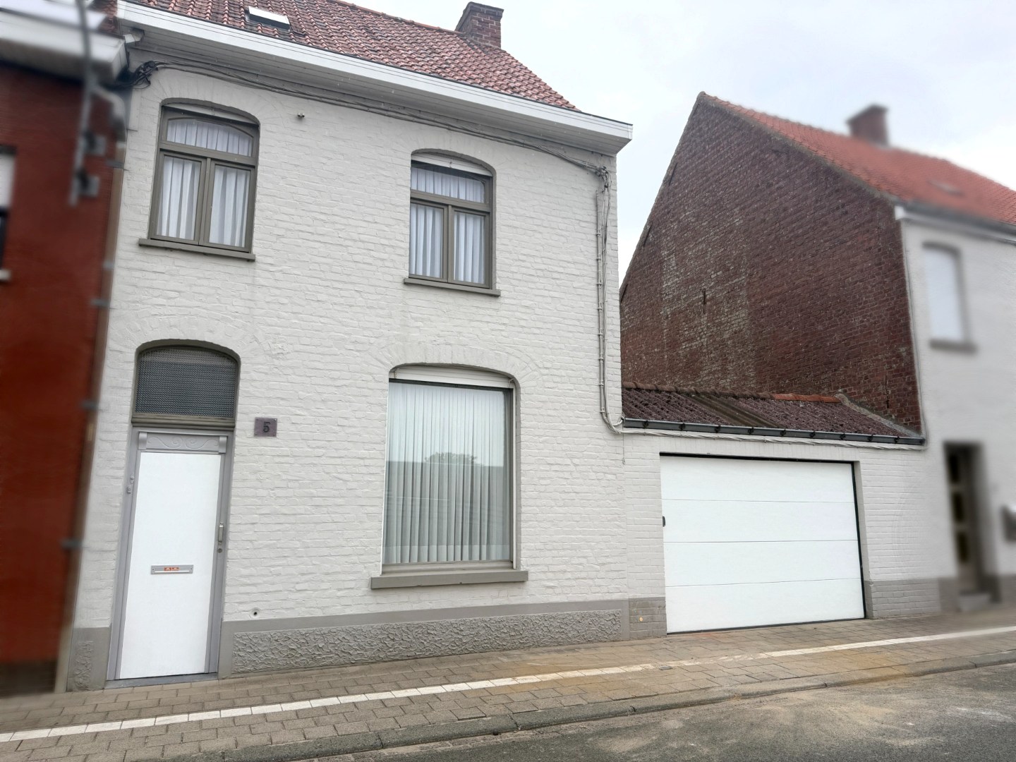 Rustig gelegen gezinswoning met 4 slaapkamers, garage en tuin te koop in Gullegem - foto 1