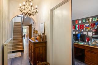 Op een uitstekende locatie nabij het centrum van Lier bevindt zich deze ruime instapklare woning met 3 slaapkamers en stadstuin. U bevindt zich hier op wandelafstand van winkels, scholen, eet- en drankgelegenheden en het openbaar vervoer. <br /><br />We betreden de woning via de inkomhal waar de gastentoilet en de praktische berging zich bevindt. Vooraan de woning beschikt u tevens over een ruime kamer die u als slaapkamer, kantoor en/of fietsenberging kan inrichten. De inkomhal geeft uit op een volledig geïnstalleerde open keuken en gezellige eetplaats. Achteraan de woning bevindt zich de cosy en lichtrijke zithoek die via een schuifraam toegang biedt tot de gezellige stadstuin met zwembad en pool house. Via de nachthal op de eerste verdieping heeft u toegang tot een ruime slaapkamer, apart toilet en tot de badkamer met bad, inloopdouche en dubbele lavabo. Op de tweede verdieping bevindt zich de tweede ruime slaapkamer die u indien gewenst kan opdelen in twee kleinere kamers.<br /><br />Dit is een uitstekende opportuniteit wanneer u op zoek bent naar een zeer ruime woning met 3 slaapkamers op een uitstekende locatie te Lier. Contacteer ons voor meer informatie op 0472 95 20 71 of neem een kijkje op www.boonstravastgoed.be .<br /><br />Bijzonderheden:<br />- stadstuin met zwembad<br />- Instapklaar<br />- Wandelafstand centrum Lier