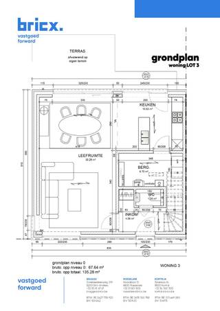 In een rustige buurt in Kuurne worden 3 moderne nieuwbouwwoningen gerealiseerd met oog voor kwaliteit, comfort en duurzaamheid. Deze woningen worden gebouwd volgens de nieuwste EPB-normen en zijn voorzien van vloerverwarming, een lucht/water warmtepomp (Daikin) en zonnepanelen – ideaal voor wie energiezuinig wil wonen.<br /><br />Elke woning beschikt over:<br />- Een lichtrijke leefruimte met open keuken<br />- 3 slaapkamers<br />- Badkamer met bad én douche<br />- Apart toilet op elk niveau<br />- Diverse bergingen, zolderluik én privatieve tuin met terras<br />- Parkeerplaats(en) bij te kopen<br />- Uitweg via een poortje achteraan de tuin<br /><br />De strakke architectuur combineert een wit-grijze gevelsteen met zwarte/antraciet ramen in pvc en een zwart hellend dak. Alle woningen zijn voorzien van superisolerend glas, ventilatiesysteem D en een regenwaterput van 7.500L.<br /><br />Troeven:<br />✅ Vloerverwarming op beide verdiepingen<br />✅ Lucht/water warmtepomp + zonnepanelen<br />✅ Ventilatiesysteem D met warmterecuperatie<br />✅ Energiezuinig en onderhoudsvriendelijk<br />✅ Rustige ligging nabij centrum en voorzieningen<br /><br />De opgegeven prijs is btw exclusief en zonder aankoopkosten. <br />Mogelijkheid aan 6% btw op constructiewaarde en 12% registratierechten op grondwaarde indien voldaan aan voorwaarden.