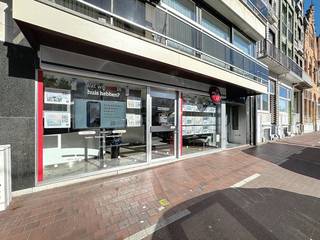 Ontdek deze interessante opportuniteit voor de huur van een veelzijdig handelspand met potentieel voor kantoorruimte, gelegen op een steenworp afstand van het bruisende commerciële hart van Blankenberge. Dankzij de gunstige ligging geniet dit pand van een vlotte bereikbaarheid en een goede visibiliteit.De ruimte is praktisch ingedeeld en beschikt over alle basiscomfort:Een aanwezige sanitaire voorziening biedt het nodige gemak.Twee bijkomende (vergader)zalen bieden flexibiliteit voor diverse doeleinden, zoals besprekingen, workshops of individuele werkplekken.Een functioneel keukentje is aanwezig, ideaal voor het bereiden van een snelle lunch. Aansluitend is er een gezellig koertje, een aangename buitenruimte voor ontspanning.De brede glazen vitrine biedt een uitstekende mogelijkheid om uw activiteiten of producten in de kijker te zetten en de aandacht van passanten te trekken.Het pand wordt verwarmd door een energiezuinige gasinstallatie, wat zorgt voor een comfortabele werkomgeving tijdens de koudere maanden.Er zijn individuele tellers voor water, elektriciteit en gas.De onroerende voorheffing is ten laste van de huurder.Er wordt een huurwaarborg van 3 maanden gevraagd.Bent u op zoek naar een goed gelegen en functionele ruimte voor uw handelsactiviteiten of kantoor? Aarzel niet om contact op te nemen voor meer informatie of een bezichtiging ter plaatse. Dit pand biedt een uitstekende basis voor uw onderneming in Blankenberge!