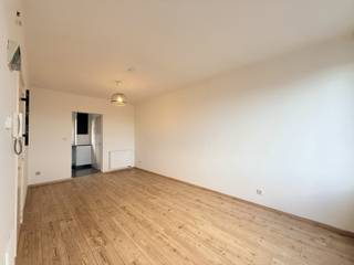 1STE BEZOEKDAG OP ZATERDAG 9/5/2026 (op afspraak) - Deze studio bevindt zich op de bovenverdieping van residentie Ascot I. Het ligt op wandelafstand van station Gent-Sint-Pieters waardoor openbaar vervoer en winkels vlot bereikbaar zijn (Mobiscore 9,5/10).

De studio omvat een leef/slaapruimte met veel lichtinval, een tijdloze keuken met koelkast, kookvuur en dampkap, alsook aansluiting voor wasmachine of vaatwasser. Aansluitend de badkamer met toilet, lavabo en douche.

Bijkomende pluspunten: ruime kelderberging , conformiteitsattest tot 11/2034, overal dubbele beglazing
Wche/Gvg/Gmo/Vkr/Gvv - EPC214/UC2731163 - ele niet-conform - asbestveilig - cv op gas - opp. indicatief (bron EPC)

Kortom: een perfecte investering voor ouders met studerende kinderen of als thuisbasis in Gent (ideaal voor pendelaars)
Voor meer info / bezoek : beheer@vastgoednbeheer.be - 0472/02 13 03 - BIV 506884/ BIV 514268 