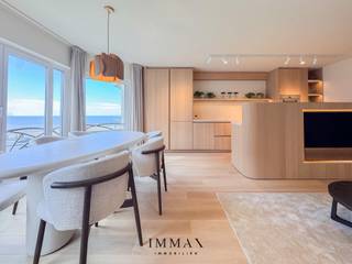 Situé dans un emplacement de choix à Knokke, à deux pas de l'emblématique place Rubens, cet appartement 3 pièces avec salle de bains, spacieux et luxueusement rénové, est orienté ouest. Grâce à une façade de près de 6 mètres de large, vous bénéficiez ici d'une magnifique vue latérale sur la mer et d'une luminosité exceptionnelle. Depuis le hall d'entrée spacieux, doté d'un vestiaire et de toilettes séparées pour les invités, vous accédez à l'espace de vie lumineux situé à l'avant. Le salon baigne dans la lumière naturelle et offre une belle vue sur la mer. Vient ensuite la cuisine ouverte, entièrement équipée et finie avec des matériaux de haute qualité. L'appartement dispose de trois chambres, chacune dotée de sa propre salle de douche attenante. L'une des chambres donne directement accès à la terrasse. Les finitions ont été réalisées avec des matériaux particulièrement qualitatifs et durables, ce qui contribue au caractère exclusif de cet appartement.<br /><br />Un cellier privé est inclus, ainsi qu'un local à vélos commun facilement accessible au rez-de-chaussée.<br />Registre des mesures sur demande.<br /><br />N'hésitez pas à nous contacter pour plus d'informations : tél. : 050 62 44 14 ou via knokke@immax.be
