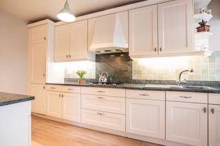 Welkom in deze charmante halfopen woning met tuin en carport. Een plek waar ruimte, comfort en een doordachte indeling samen zorgen voor een...