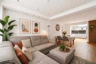 Maison entièrement rénovée avec goût, 3 chambres et jardin orienté sud-est à Renaix<br /><br />Située dans un quartier agréable de Renaix, cette maison parfaitement entretenue et prête à emménager allie confort, luminosité et fonctionnalité.<br /><br />Composition<br /><br />Rez-de-chaussée: Le hall d’entrée mène à un agréable séjour baigné de lumière comprenant un salon et une salle à manger. La cuisine récente et de qualité offre de nombreux espaces de rangement ainsi qu’un plan de travail fonctionnel. Le rez-de-chaussée comprend également une buanderie pratique et une élégante salle de bains récemment rénovée.<br /><br />Premier étage: Vous y trouverez deux chambres spacieuses et confortables.<br /><br />Deuxième étage : Les combles ont été aménagés en une véritable troisième chambre.<br /><br />Extérieur : À l’arrière, vous profitez d’un agréable jardin avec terrasse, facile d’entretien et bénéficiant d’une excellente orientation sud-est.<br /><br />Les atouts de cette maison:<br />- PEB C (presque PEB B !)<br />- Installation électrique conforme jusqu’en 2046<br />- Double vitrage et volets dans toute la maison<br />- Chauffage central au gaz , y compris dans la chambre des combles<br />- Maison prête à emménager et bien soigneusement entretenu<br /><br />Vous recherchez une maison chaleureuse où vous pourrez vous installer immédiatement ?<br /><br />Contactez-nous dès aujourd’hui pour organiser une visite : Caroline@immobeguin.be
