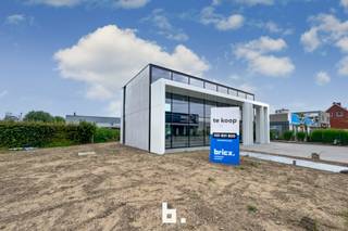 Uiterst commercieel en polyvalente gebouw, op heden casco afgewerkt en bestaand uit 2 verdiepingen. De omgeving is al voorzien van parking voor...