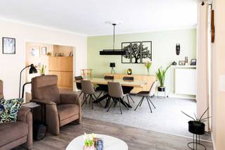 Wij verkopen onze verrassend ruime gezinswoning (HOB) met 3 slaapkamers op perceel van circa 5,5 are te Hechtel centrum!Instapklare woning met een...