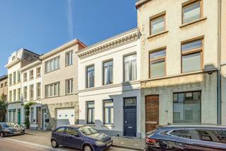 Op een rustige en centrale ligging, op wandelafstand van het stadscentrum, vinden we deze charmante herenwoning uit de eeuwwisseling. Een karaktervolle stadswoning met ca. 185 m² bewoonbare oppervlakte, een ruime kelder en een verrassend private stadstuin.<br />De woning ademt authenticiteit dankzij de hoge plafonds, originele houten en suite-deuren en plankenvloeren. Tegelijk biedt ze heel wat mogelijkheden om de woning verder te moderniseren en volledig naar eigen smaak in te richten.<br /><br />Via de inkomhal met vestiaire komen we op het gelijkvloers in de aangename, doorlopende leefruimte met een voorkamer, salon en eetkamer. De ingerichte keuken sluit hier mooi op aan en beschikt over een vaatwasser, ingebouwde microgolfoven en voldoende kastruimte. Achteraan bevindt zich de badkamer met ligbad, lavabo en toilet. Vanuit de leefruimte is er rechtstreeks toegang tot het vernieuwde terras en de gezellige, private tuin.<br /><br />Op de tussenverdieping bevinden zich twee kamers, waarvan één zich uitstekend leent om om te vormen tot een tweede badkamer. De eerste verdieping omvat twee ruime slaapkamers en een praktische wasplaats. Op de tweede verdieping bevinden zich nog twee ruime kamers met dakramen. Afhankelijk van de gewenste indeling zijn hier 4 tot 6 slaapkamers mogelijk.<br />Ook de kelder biedt heel wat extra ruimte: ca. 50 m² verdeeld over drie afzonderlijke ruimtes.<br /><br />De private stadstuin vormt een absolute troef. Met een vernieuwd terras van ca. 29 m², een tuinhuis en voldoende groen is dit een heerlijke plek om in alle rust te genieten, midden in de stad.<br /><br />Troeven:<br />Karaktervolle herenwoning uit de eeuwwisseling<br />Ca. 185 m² bewoonbare oppervlakte<br />Perceel van 184 m²<br />4 tot 6 slaapkamers mogelijk<br />Kelder van ca. 50 m²<br />Private stadstuin<br />Vernieuwd terras van ca. 29 m²<br />Authentieke houten elementen en hoge plafonds<br />Recent geschilderde gevel<br />Centrale ligging in 2060 Antwerpen<br />EPC-label F – interessant renovatiepotentieel<br /><br />Een woning met karakter, ruimte en mogelijkheden, ideaal voor wie op zoek is naar een authentieke stadswoning met tuin en deze volledig naar eigen smaak wil transformeren.<br /><br />De videotour, het grondplan, EPC, elektriciteitskeuring en asbestattest zijn beschikbaar via de Wellimmo-site onder ‘Documenten’.<br />Interesse? Contacteer Wellimmo Centrum via 03 225 00 68 of gerd@wellimmo.net voor meer informatie of een bezoek.