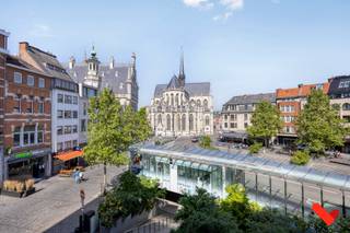 In het bruisende centrum van Leuven, met zicht op het levendige Rector De Somerplein en de Sint-Pieterskerk, bevindt zich dit volledig vernieuwde, instapklare appartement van 79m² (cfr. EPC) met één slaapkamer. Het appartement is vlot toegankelijk via de personenlift die aanwezig is in het gebouw.<br /><br />De grote troef van dit appartement is zonder twijfel de open leefruimte met panoramisch uitzicht over het stadscentrum.<br /><br />De keuken is geïntegreerd in de leefruimte en is volledig uitgerust voor optimaal kookcomfort.<br />Aansluitend op de slaapkamer bevindt zich een moderne badkamer met inloopdouche en lavabo. Verder is er een aparte wc en een compacte wasruimte aanwezig in het appartement.<br /><br />Dit appartement biedt het perfecte evenwicht tussen modern wooncomfort en een uitzonderlijke ligging, midden in de stad, op wandelafstand van winkels, horeca, openbaar vervoer, <br />cultuur en talrijke universitaire faculteitsgebouwen. Ideaal voor wie het bruisende stadsleven wil ervaren.<br /><br />Troeven:<br />- bushalte voor de deur, met buslijnen naar verscheidene campussen en treinstation<br />- gelegen aan het Rector De Somerplein met panoramisch zicht<br />- volledig vernieuwd met gunstig EPC B<br />- asbestvrij<br />- kelderruimte gelegen op -1 van +/- 5m²<br />- ruime inbouwkleerkast in de slaapkamer<br />- combi-wasmachine aanwezig<br />- alle vensters zijn voorzien van afneembare vliegenramen<br />- ingang tot het appartement via een pantserdeur (inbraak- en brandwerend volgens WK3-standaard)<br /><br />Voor meer informatie of om een bezoek ter plaatste in te bellen, kan je terecht op 016/23.21.45 of via info@bvm-vastgoed.be