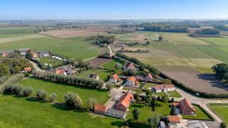 Prachtige villa, alleenstaand in het rustige en charmante Heille (Sluis) net over de grens met België. Het is er genieten van de rust en de landelijke omgeving in Zeeuws Vlaanderen terwijl het gezellige centrum van Sluis en Knokke in de directe nabijheid liggen. <br /><br />Deze recente villa werd gebouwd in 2022, ze beschikt over vier slaapkamers en een super leuke buitenruimte en omgeving. De villa komt zowel in aanmerking voor vaste bewoning als tweede verblijf. Sluis ligt op 5 minuten rijden, Knokke en het strand van Cadzand op amper 15 minuten. <br /><br />Het huis is modern en tijdloos ingericht met o.a. een schitterende woonkamer opgedeeld in een eet-en zithoek alsook een mooi weggestoken bureelruimte. Blikvanger in het huis is ongetwijfeld de prachtige orangerie die zorgt voor een aangename verlenging van de leefruimte en een leuke connectie vormt met de tuin en de omliggende omgeving. De keuken is open, modern en volledig voorzien van alle hedendaagse apparatuur. Naast de keuken een praktische bijkeuken en wasplaats met directe toegang tot de tuin. <br /><br />Op de verdieping zijn er vier slaapkamers en een modern ingerichte badkamer met inloopdouche, losstaand ligbad en dubbele lavabo. Vanuit één van de slaapkamers leidt een trap naar de dakverdieping. Deze extra ruimte biedt mogelijkheden en kan naar wens worden ingericht als bijkomende slaapkamer, royale bergruimte, hobbykamer of werkplek.<br /><br />Ook de buitenruimte is bijzonder aangenaam: rondom de woning een mooi aangelegde tuin met zonneterrassen. Parkeren kan op het eigen terrein met twee of drie wagens op de oprit. <br /><br />Bezoeken? Graag na afspraak met Willem Cauwels op Tel 050.89.27.70