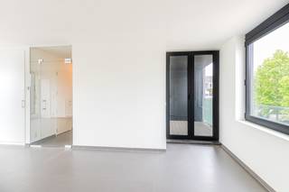 Welkom in dit ruime appartement met toplocatie in Sint-Katelijne-Waver. Via de inkomhal heeft u toegang tot de leefruimte met open keuken,...