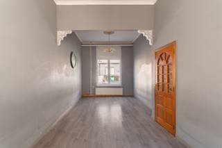 Karaktervolle voorgevel met leuke buitenruimte<br /><br />Locatie<br />Welkom in de Zeilstraat 34! Dankzij de goede verbinding naar de autosnelweg ben je in een mum van tijd vlot onderweg, terwijl ook het bruisende stadscentrum gemakkelijk bereikbaar is. Openbaar vervoer bevindt zich op wandelafstand, waardoor je je moeiteloos door de stad verplaatst. Bovendien ligt het populaire Park Spoor Noord vlakbij, de ideale plek om te wandelen, te sporten, te ontspannen of te genieten van een gezellige picknick. Een centrale ligging waar bereikbaarheid en levenskwaliteit hand in hand gaan.<br /><br />Beschrijving<br />Achter de charmante gevel schuilt een ruime gezinswoning met tal van mogelijkheden. Via de inkomhal bereik je de leefruimte, die aansluit op de keuken. Achteraan bevindt zich een leuke koer/stadstuin waar je in alle rust kan genieten van een kop koffie, een barbecue of een zonnige namiddag. Daarnaast beschikt de woning over een praktische kelder, ideaal als extra bergruimte. Op de eerste verdieping bevinden zich twee slaapkamers aan de voorzijde en een bijzonder ruime badkamer aan de achterzijde, uitgerust met een ligbad, lavabo en toilet. De tweede verdieping biedt nog eens twee volwaardige slaapkamers, waardoor deze woning perfect geschikt is voor grotere gezinnen, thuiswerkers of wie extra hobby- of logeerkamers wenst. Bewoonbare oppervlakte volgens EPC: 153m².<br /><br />Verplichte vermeldingen<br />EPC: 712 kWh/m²<br />P-score: C<br />G-score: C<br />Stedenbouwkundige inlichtingen: Gvg, Wg, Vkr, Gmo, Gvv<br />Dit pand kan onderhevig zijn aan de renovatieverplichting die door de Vlaamse overheid wordt opgelegd voor residentiële gebouwen. Consulteer voor meer informatie de website van het Vlaams Energie- en Klimaatagentschap via https://www.vlaanderen.be/een-woning-kopen/renovatieverplichting-voor-residentiele-gebouwen-vanaf-2023.