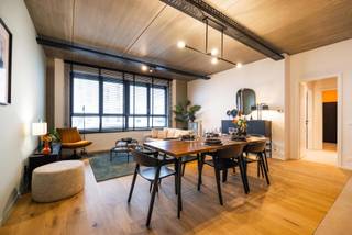 We Invest Liège vous présente le projet « Bavière », véritable nouveau quartier entièrement piétonnier au cœur de Liège. Pensé dans son ensemble afin d’offrir une qualité de vie répondant aux enjeux actuels tant sociaux qu’environnementaux, il se compose de plusieurs pôles complémentaires offrant aux habitants une diversité de services ainsi que des lieux de rencontre afin de tisser des liens entre résidents. Cette dernière phase qu’est le bloc D5 se démarque réellement des appartements proposés par leur conception de type loft, allant de 1 et 3 chambre. La subtile alliance entre le béton laissé brut,, le bois et le métal ainsi que la hauteur sous plafond ne vous laisseront pas indifférent. La luminosité et l’accessibilité des espaces privés et publics auxquelles une attention toute particulière a été apportée vous séduiront à tous les coups. Venez vous faire votre propre idée en visitant notre appartement témoin (visuels non contractuels) ! <br />Bureau d'accueil sur place : Uniquement sur rendez-vous. Plus d'informations : 04 277 00 07 | liege@weinvest.be | www.weinvest.be !