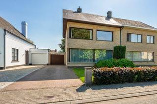 Deze halfopen bebouwing is gelegen in een rustige wijk te Lier, een ideale locatie met een vlotte bereikbaarheid via openbaar vervoer en nabij belangrijke invalswegen. <br /><br />U betreedt de woning via de ruime inkomhal met een praktische vestiaire én apart toilet. U komt zo terecht in de gezellige leefruimte met eethoek, die u uitzicht en toegang biedt tot de tuin. Daarnaast kan u hier de volledig geïnstalleerde keuken vinden.<br /><br />Op de eerste verdieping krijgt u via de nachthal toegang tot 4 slaapkamers, allen voorzien van elegante parketvloer. Bovendien bevindt zich hier ook een aparte wc en badkamer met inloopdouche. <br /><br />Via een vaste trap bereikt u de tweede verdieping, die veel potentieel biedt en eventueel kan dienen als extra slaapkamer. <br /><br />Troeven:<br />+ 4 à 5 slaapkamers<br />+ Halfopen bebouwing<br />+ Ruime oprit + garage<br />+ Zonnepanelen & dubbele beglazing<br />+ Ruime tuin en terras<br />+ Rustige, maar centrale ligging<br /><br />Heeft u interesse in deze leuke halfopen woning, neem dan contact met VB Vastgoed op het nummer 03 337 50 70 of via info@vbvastgoed.be