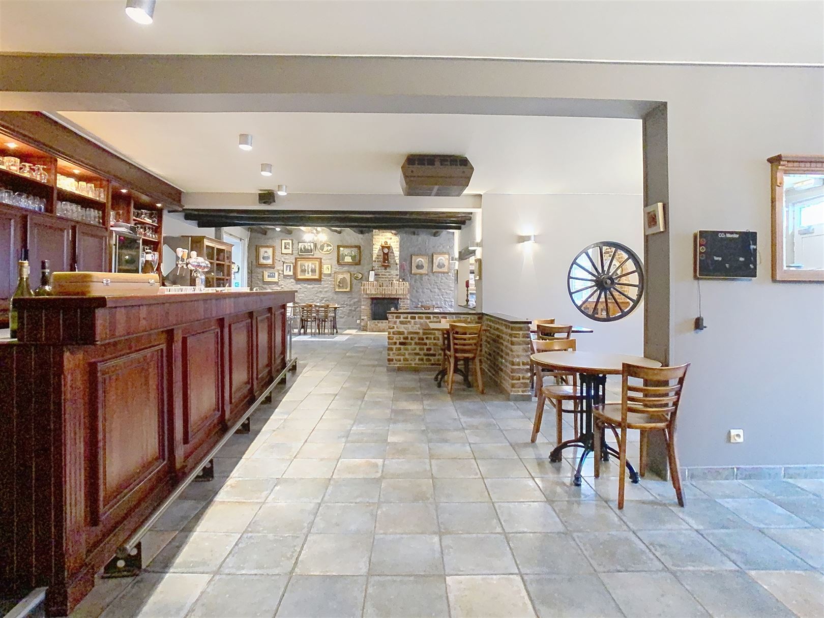 Gebouw met ruim 4 slaapkamer appartement en gelijkvloerse handelszaak - foto 2