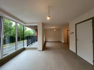 Dit nieuwbouwappartement is gelegen op de Rijselseweg tegenover de verdronken weide op een boogscheut van de Grote Markt en winkels. <br /><br />Het appartement is voorzien van een inkomhal met apart toilet, een lichtrijke woonkamer met open keuken, een berging, 2 slaapkamers, een badkamer, 2 terrassen en private autostaanplaats en een gemeenschappelijke fietsenberging. <br /><br />Gemeenschappelijke kosten: €55/maand. <br /><br />Beschikbaar vanaf 01/09/2026.