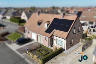 Cette agréable maison jumelée avec cuisine moderne et jardin ensoleillé est située dans le quartier calme et rural de Houthulst, dans un jeune lotissement et un cul-de-sac. La propriété est équipée de panneaux solaires et d'une batterie domestique et dispose de 3 chambres spacieuses.<br />Ce développement semi-détaché a encore beaucoup d'atouts avec sa cuisine mise à jour et ses finitions modernes.<br /><br />Voir la visite vidéo sur la chaîne instagram : immo_jo_sold_by_jo<br />Demandez votre devis gratuit à www.jo.immo<br /><br />Le séjour est en L et baigné de lumière grâce aux nombreuses fenêtres.<br />Vous avez un accès direct au jardin et l'espace de vie est bien relié à la cuisine de style campagnard récemment rénovée. Cette dernière est entièrement équipée et dispose d'un îlot de cuisson élégant, parfait pour des repas agréables.<br /><br />À l'étage se trouvent trois chambres spacieuses, chacune pouvant accueillir un lit double et une grande armoire. La salle de bains est agréablement spacieuse et dispose d'une baignoire avec fonction douche.<br /><br />Grâce aux panneaux solaires, cette maison est non seulement économe en énergie, mais aussi parfaitement prête pour l'avenir. À l'extérieur, vous profiterez d'un jardin nécessitant peu d'entretien, idéal pour se détendre en toute tranquillité. Avec plusieurs terrasses, cet espace extérieur offre de nombreuses possibilités de socialisation, que vous aimiez prendre un bain de soleil ou dîner en plein air.<br /><br />Vous recherchez une maison économe en énergie avec 3 chambres, une cuisine moderne et un jardin ensoleillé dans un lotissement calme ?<br />