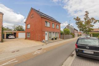 <p><span>Ruime en energiezuinige woning te koop in het rustige Grembergen.</span></p><p><span>Instelprijs (bieden vanaf): 549.000,00 euro</span></p><p><span> </span></p><p><span>Bent u op zoek naar een veelzijdige en ruime woning die comfort, energiezuinigheid en flexibiliteit combineert? Dan is deze prachtige woning in het rustige Grembergen, gelegen op een ruim perceel van </span><span>7a 20ca</span><span>, zeker het ontdekken waard.</span></p><p><span> </span></p><p><span>Dankzij de royale indeling en de verschillende leefruimtes is deze woning uitermate geschikt voor</span><span> een groot gezin of een zelfstandige die nood heeft aan extra ruimte</span><span>.</span></p><p><span> </span></p><p><span>Bij het betreden van de woning komt u binnen in een aangename inkomhal met een praktische gastentoilet.</span></p><p><span>De ruime en lichtrijke leefruimte biedt volop plaats voor een gezellige zithoek en eetruimte en vormt het ideale hart van de woning. Aansluitend bevindt zich de volledig ingerichte keuken.</span></p><p><span>Op het gelijkvloers beschikt de woning daarnaast over een praktische bureauruimte en een sfeervolle veranda, die een mooie verbinding vormt met de tuin.</span></p><p><span> </span></p><p><span>Het achterste gedeelte van de woning is volledig ingericht met</span><span> een afzonderlijke leefruimte</span><span>. Hier vindt u een extra leefruimte, een berging of slaapkamer, een tweede volledig ingerichte keuken, een douchekamer, een apart toilet en een cv-ruimte.</span></p><p><span>Deze indeling biedt tal van mogelijkheden voor gezinnen die bijvoorbeeld ouders of kinderen in huis willen laten wonen, terwijl beide partijen toch over voldoende privacy beschikken.</span></p><p><span> </span></p><p><span>Op de eerste verdieping bevinden zich </span><span>drie ruime slaapkamers</span><span>, verbonden door een nachthal, de </span><span>hoofdbadkamer is recent volledig vernieuwd</span><span> en biedt modern comfort met een dubbele wastafel, douche, ligbad en toilet.</span></p><p><span>De tweede verdieping beschikt over nog </span><span>twee slaapkamers</span><span> en een extra badkamer met douche.</span></p><p><span>De ruime nachthal kan bovendien eenvoudig worden ingericht als extra bureauruimte, ideaal voor thuiswerk, studeren of een hobbyruimte.</span></p><p><span> </span></p><p><span>Extra ruimte voor zelfstandigen en hobbyisten, </span><span>een absolute troef is de </span><span>zeer ruime garage van maar liefst 42 m² en de kelder van 22 m²</span><span>, aangevuld met een aparte werkplaats. Hierdoor biedt de woning bijzonder veel mogelijkheden voor zelfstandigen, hobbyisten of wie nood heeft aan extra opslag- en werkruimte of vrije beroepen.</span></p><p><span> </span></p><p><span>De woning beschikt beschikt over </span><span>20 zonnepanelen en groenestroomcertificaten tot tot 2029</span><span>, wat bijdraagt aan een energiezuinig verbruik en leidt tot een mooi EPC met Label B.</span></p><p><span>Daarnaast is de </span><span>elektrische installatie volledig conform</span><span>.</span></p><p><span> </span></p><p><span>In de ruime tuin bevindt zich een prachtige </span><span>zwemvijver</span><span>, die dankzij een warmtepomp en solardak ook verwarmd kan worden.</span></p><p><span>Een heerlijke plek om te ontspannen, te genieten met familie en vrienden of tot rust te komen in een groene omgeving.</span></p><p><span> </span></p><p><span>Een woning met uitzonderlijk veel mogelijkheden</span></p><p><span>Deze ruime woning combineert </span><span>wooncomfort, energiezuinigheid, royale leefruimtes en een uitzonderlijke flexibiliteit</span><span>.</span></p><p><span>De combinatie van </span><span>5 slaapkamers (mogelijkheid tot 7), meerdere badkamers, twee keukens, een aparte leefruimte, ruime garage, werkplaats, een waterput van 10.000L, zonnepanelen en een zwemvijver</span><span> maakt deze woning bijzonder geschikt voor grote gezinnen of zelfstandigen.</span></p><p><span> </span></p><p><span>Interesse? Neem gerust contact op voor meer informatie of om een bezichtiging in te plannen, maak uw afspraak online via onze website of neem contact: 052 55 55 55.</span></p><p><span><br /> </span></p>