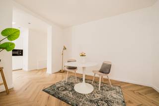 Quares - TREVI Groep presenteert :<br />Deze ruime, instapklare woning werd recent grotendeels gerenoveerd. Dankzij het uitstekende onderhoud en de logische, praktische indeling voelt u zich hier meteen thuis. Gelegen in het hart van Mechelen, geniet u van de nabijheid van de levendige binnenstad terwijl u toch geniet van rust en privacy.<br /><br />De woning werd in 2025 van een volledig nieuw dak voorzien. <br /><br />Bij binnenkomst via de inkomhal betreedt u de leef- en eetruimte. In de living zorgt een ingebouwde sfeerhaard in combinatie met een visgraat parket voor extra gezelligheid. De aangrenzende half-open keuken is volledig uitgerust met tal val van opbergkasten. Aan de keuken bevindt zich een kleine buitenruimte waar je in alle rust en privacy kan vertoeven. Op de eerste verdieping bevindt zich de masterbedroom alsook een zeer ruime badkamer met dubbele lavabo, bad, douche en toilet. Op de tweede verdieping bevinden zich nog twee extra slaapkamers. De vierde slaapkamer bevindt zich onder het dak en is zeer ruim.<br /><br />Deze woning is een ideale kans voor mensen die houden van comfort, rust en toch willen genieten van het stadsleven.