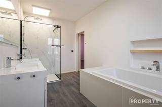 Deze ruime woning is gelegen in Wevelgem en werd de voorbije jaren grondig aangepakt, met een nette en verzorgde uitstraling doorheen het hele...