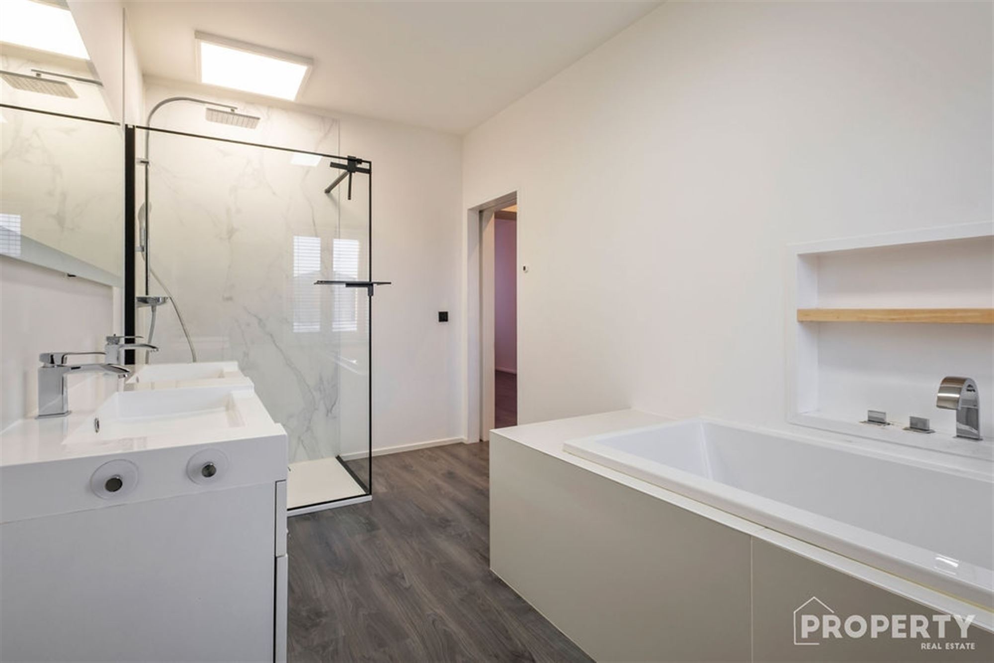 Ruime gerenoveerde woning met 4 slaapkamers te koop! - foto 3