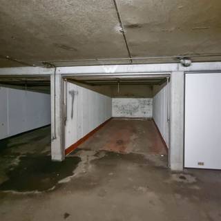 Ligging: Ondergrondse garagebox gelegen in het garagecomplex achter de gebouwen Dascottelei 90-118.De garagebox is voorzien van een kantelpoort en...