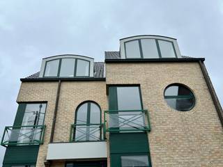 <p>Ideaal gelegen tussen Ninove & Brussel biedt deze lucratieve opbrengsteigendom :</p>
<p>✅ 4 appartementen met 1 slaapkamer ( +/- 65 m2 )</p>
<p>✅ 1 duplex met 3 slaapkamres ( +/- 110 m2 )</p>
<p>✅ 6 overdekte staanplaatsen</p>
<p>✅ extra parking</p>
<p>✅ tuin.</p>
<p>Alle eenheden zijn verhuurd.<br />Opbrengst +/-<span> </span><strong>5%</strong><span> </span>op jaarbasis.</p>
<p>Rendabiliteit mogelijk fors te verhogen na het uitvoeren enkele moderniseringswerken.</p>