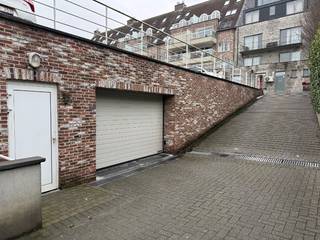 Deze ondergrondse garage (-2) met aanpalende berging is gelegen is het volle centrum van Waregem, tussen de Stormestraat en het zwembad.Het betreft...