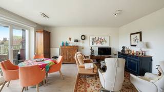 <p><span>In de gegeerde wijk Duinenwater, uitstekend gelegen in een kleinschalige villaresidentie, bevindt zich dit recente appartement van 2016 met een aangename gevelbreedte van 7,3 meter en een breed zuidgericht leefterras van ca. 10 m².</span></p>
<p><span>Het appartement omvat een lichtrijke leefruimte met open keuken, een praktische berging, gastentoilet en twee volwaardige slaapkamers, telkens geschikt voor een dubbel bed. Eén slaapkamer beschikt over een douchekamer ensuite, de tweede over een badkamer.</span></p>
<p><span>Het gebouw biedt een ruime gemeenschappelijke fietsenberging. Mogelijkheid tot aankoop van een grote garagebox onder hetzelfde gebouw aan 85.000 EUR. Een comfortabel en instapklaar appartement op een bijzonder praktische ligging.</span></p>