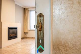 Algemeen<br />RENOVATIERAPPORT IS BESCHIKBAAR OP AANVRAAG. In de Felix D’Hoopstraat te Tielt bevindt zich deze uitzonderlijk ruime en verzorgde woning die uitblinkt in veelzijdigheid. Dankzij haar centrale ligging geniet u hier van een perfecte balans tussen rust en bereikbaarheid: het bruisende centrum van Tielt ligt op korte afstand, terwijl belangrijke invalswegen richting Roeselare, Deinze en Gent vlot bereikbaar zijn. De woning onderscheidt zich bovendien door haar indrukwekkende gevelbreedte van maar liefst 18 meter, het resultaat van twee samengevoegde panden. Deze woonst biedt niet enkel plaats aan een groot gezin, maar is door haar indeling ook bijzonder geschikt voor wie wonen en werken wil combineren. <br /><br />Indeling<br />Bij het binnenkomen wordt u verwelkomd in een ruime inkomhal met vestiairekast. Links van de inkom bevindt zich een gelijkvloerse kamer, perfect inzetbaar als bureau of eventuele wachtruimte. Rechts leidt de hal naar de uitnodigende leefruimte, een aangename plek waar de gashaard voor warmte en gezelligheid zorgt. Met de juiste indelings- of renovatiemogelijkheden kan deze voorste leefruimte bijvoorbeeld ook als praktijk of kantoor ingericht worden. Achteraan vinden we de leefkeuken die is uitgerust met de nodige toestellen en voldoende ruimte biedt voor een ontbijthoek of eetplaats. Aansluitend vindt u een gastentoilet en een praktische berging. De badkamer met dubbel lavabomeubel, douche én ligbad op het gelijkvloers maakt deze woning bijzonder functioneel. De woning is voorzien van een dubbele garage met twee automatische poorten, die niet alleen plaats biedt voor wagens, maar ook rechtstreeks toegang geeft tot een achterliggende ruimte van ongeveer 25m2. Deze ruimte leent zich uitstekend tot leefruimte met zicht op de buitenruimte of tot het inrichten van een kantoor, praktijk of atelier. Zowel via de inkomhal als via de garage kan u de eerste verdieping bereiken, een praktische oplossing voor wie wonen en werken graag gescheiden houdt zonder aan comfort in te boeten. Op de bovenverdieping bevinden zich vier volwaardige slaapkamers, waarvan drie met parketvloer. Twee slaapkamers hebben toegang tot een zolderruimte, die nog extra opbergruimte of uitbreidingsmogelijkheden bieden.<br /> <br />Achteraan de woning is er een ruime koer met een handige tuinberging. Deze charmante buitenruimte kan eenvoudig worden ingericht als tuin, afhankelijk van uw wensen. De woning is door de jaren heen met zorg onderhouden en bevindt zich in een uitstekende staat. Alles ademt degelijkheid en ruimte, van de brede gevel tot de praktische indeling en de vele mogelijkheden die het pand biedt.<br /><br />Varia<br />Niet gecharmeerd door deze eigendom, maar wel op zoek naar een pand met ontwikkelingspotentieel? Navraag bij de dienst omgeving van stad Tielt leerde ons dat er op deze locatie mogelijkheid is om een meergezinswoning op te richten.<br /><br />Troeven<br />* Uitstekende ligging nabij centrum<br />* Dubbele garage<br />* Polyvalente indeling <br />* Opportuniteit voor combinatie wonen-werken<br /><br />Benieuwd naar de mogelijkheden? Contacteer snel Mathieu voor meer informatie.<br /><br />T: 0479 63 53 01<br />M: mathieu@gentill.be