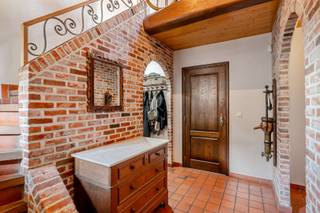 <p>Bent u op zoek naar een ruime woning waar u uw eigen thuis kunt creëren? Dan is deze aangename gezinswoning op een mooi perceel van maar liefst 12 are 48 ca absoluut een bezoek waard. Deze woning combineert een rustige woonomgeving met een uitstekende ligging en biedt dankzij de ruime indeling en het grote perceel heel wat mogelijkheden voor gezinnen, tuinliefhebbers en iedereen die op zoek is naar ruimte en comfort. 🌿<br /><br />Bij het binnenkomen ervaart u meteen het aangename karakter van deze woning. De praktische indeling zorgt ervoor dat elke ruimte optimaal benut kan worden en biedt een gezellige leefomgeving voor het hele gezin. De woning beschikt over 3 slaapkamers, waardoor er voldoende plaats is voor gezinsleden, een thuiskantoor of een hobbyruimte. Dankzij de aanwezige ruimte en de vele mogelijkheden kan deze woning volledig aangepast worden aan uw persoonlijke wensen en levensstijl. 🏡<br /><br />Een van de grootste troeven van deze woning is zonder twijfel het ruime perceel van 12a48ca. Hier geniet u volop van een mooie buitenruimte waar kinderen veilig kunnen spelen, waar u gezellig kunt tafelen met familie en vrienden of waar u na een drukke dag heerlijk tot rust kunt komen in een groene omgeving. De tuin biedt bovendien tal van mogelijkheden voor wie graag tuiniert of droomt van een eigen buitenproject. ☀️🌳<br /><br />Ook de ligging is een belangrijke meerwaarde. De woning bevindt zich op een fijne en praktische locatie, dichtbij scholen, winkels, openbaar vervoer en belangrijke verbindingswegen. Hierdoor geniet u van een vlotte bereikbaarheid naar omliggende gemeenten en steden, terwijl u toch kunt wonen in een aangename en rustige omgeving. Deze combinatie maakt de woning bijzonder interessant voor zowel jonge gezinnen als mensen die dagelijks de baan op moeten. 🚗<br /><br />Dankzij de combinatie van de ruime grond, de aangename ligging en de vele mogelijkheden is dit een ideale gezinswoning met potentieel. Of u nu op zoek bent naar uw eerste eigen woning, een plek waar uw gezin verder kan groeien of een woning met voldoende ruimte voor de toekomst: dit pand biedt alle ingrediënten om er een warme en comfortabele thuis van te maken. 🔑<br /><br />Stedenbouwkundige info:<br />Woongebied – bouwvergunning – geen rechterlijke herstelmaatregel of bestuurlijke maatregel opgelegd – geen voorkooprecht - verkavelingsvergunning. <br /><br />O-peil: niet overstromingsgevoelig<br /><br />EPC: 199 kWh/m² jaar - certificaatnummer: 20260611-0003880164-RES-1<br /><br />G-score: A<br />P-score: A<br /> <br /> </p>